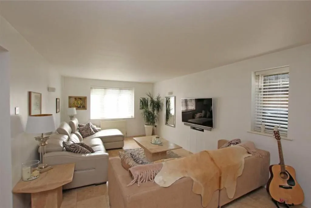 Large & Spacious 5 Bedroom, 3.5 Bathroom House سوثامبتون 0*,