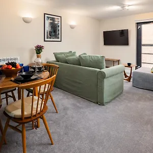 Stylish 2-bed Centre With Free Parking - At Hem Apartment