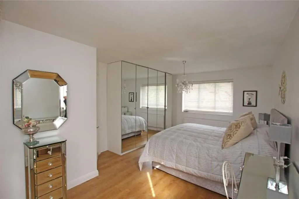 Large & Spacious 5 Bedroom, 3.5 Bathroom House Southampton Holiday home