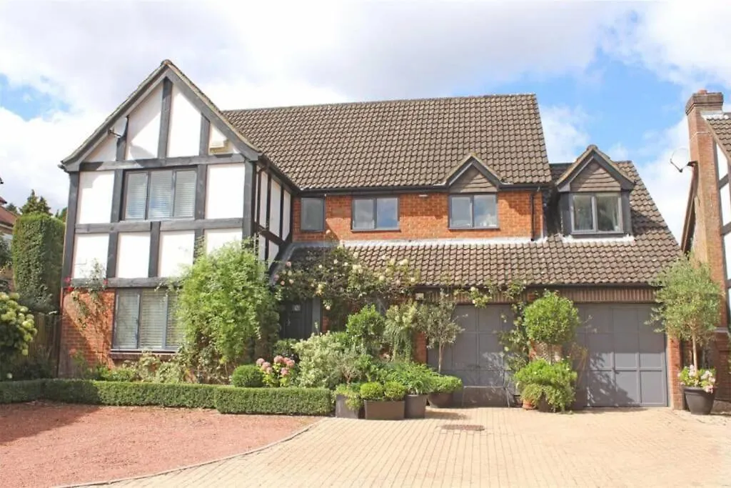 Large & Spacious 5 Bedroom, 3.5 Bathroom House Southampton 0*,  United Kingdom