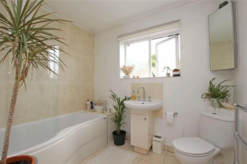 Large & Spacious 5 Bedroom, 3.5 Bathroom House Southampton United Kingdom