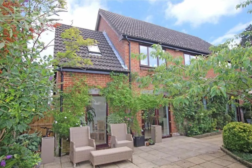 Large & Spacious 5 Bedroom, 3.5 Bathroom House location